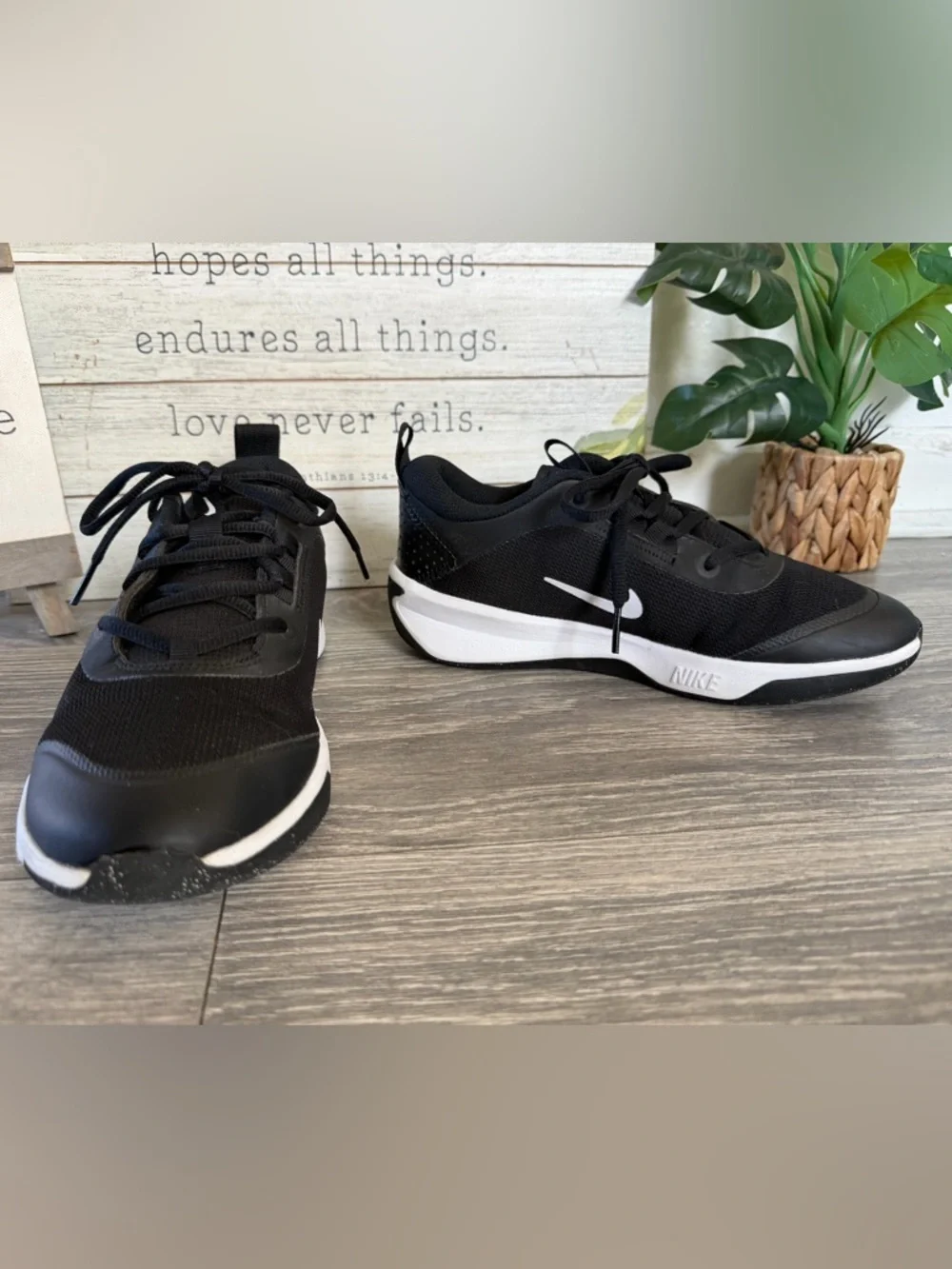 Nike Kids Omni Multicourt GS Low Top Sneakers in Black & White. Size 4.5y